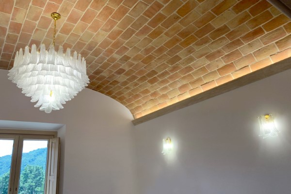 lampadario in strass di murano per una sala ricevimenti